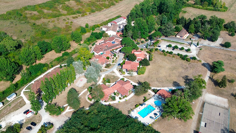 Vue aérienne du Relais du Moulin Neuf à Barbaste, village vacances au cœur du Lot-et-Garonne avec piscine et hébergements de plain-pied.