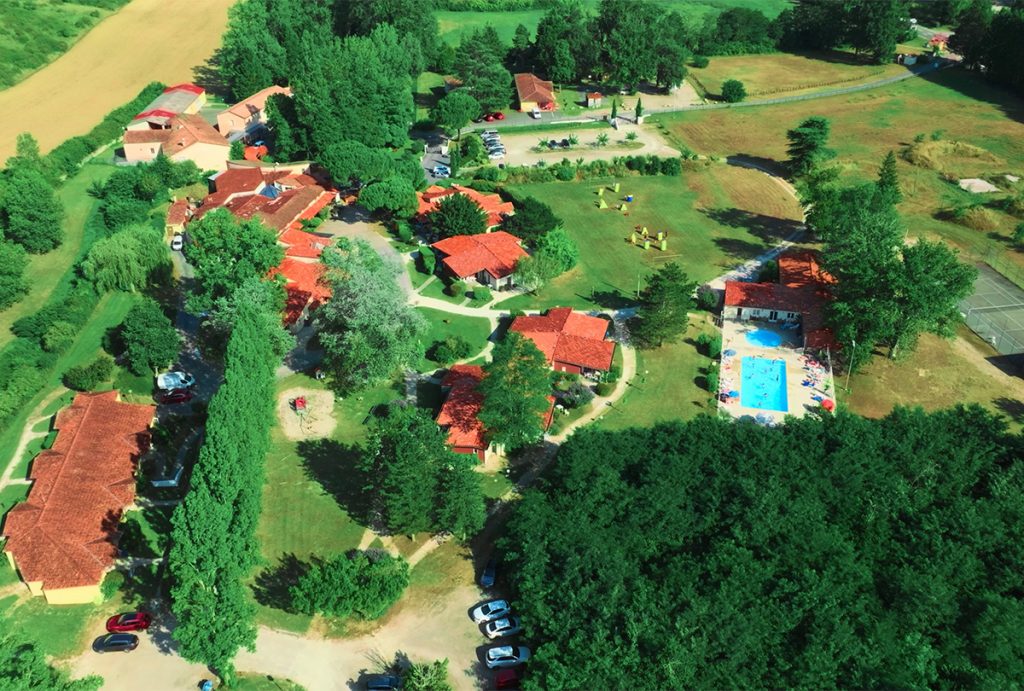 Vue aérienne du Relais du Moulin Neuf, village vacances nature en Gascogne entouré de verdure