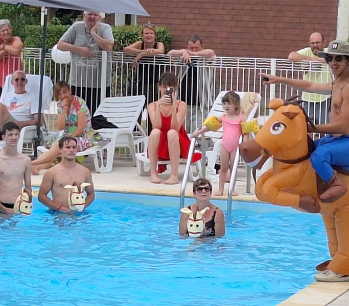 Animation aquatique conviviale à la piscine du Relais du Moulin Neuf, avec activité ludique en groupe pendant les vacances d’été