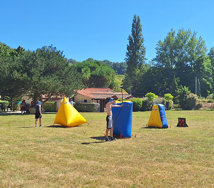 Activité Archery Tag en plein air au Relais du Moulin Neuf, jeu collectif ludique pour ados et adultes pendant les vacances