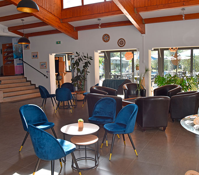 Hall d’accueil du Relais du Moulin Neuf avec espaces détente, fauteuils confortables et ambiance conviviale