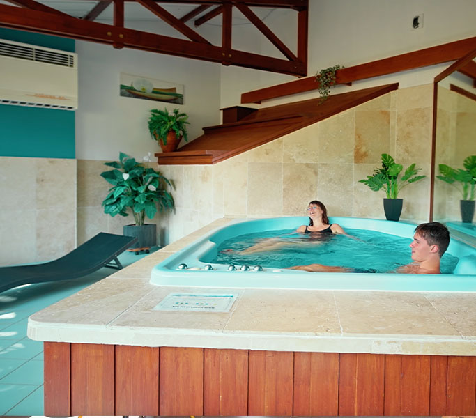 Espace bien-être du Relais du Moulin Neuf avec jacuzzi intérieur et ambiance détente