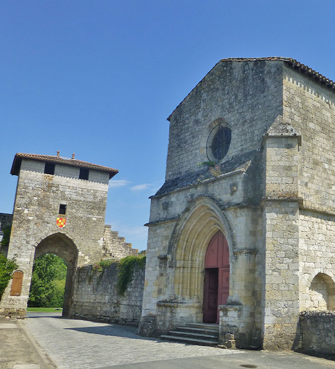 Église et porte fortifiée du village de Vianne dans le Lot-et-Garonne