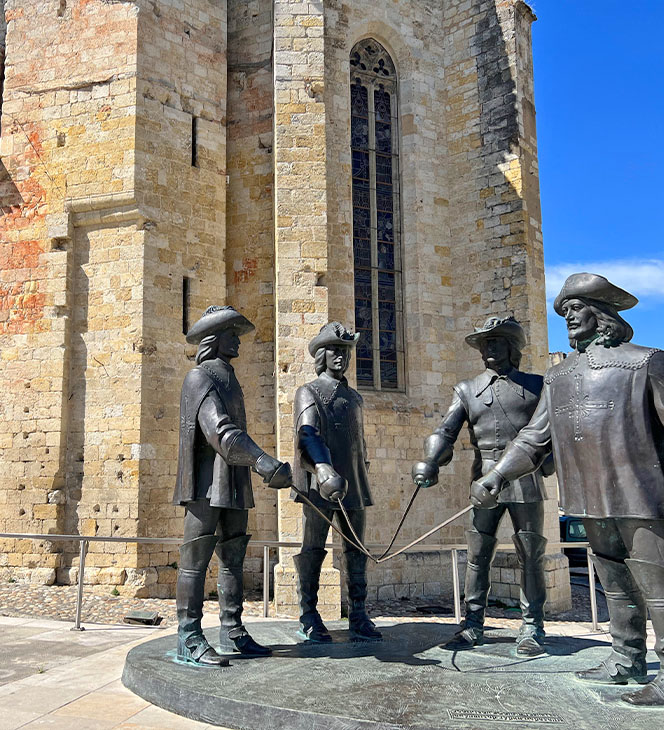 Statue des Mousquetaires devant l’église de Condom dans le Gers