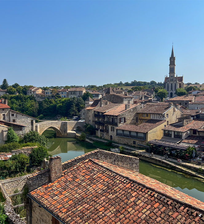 Vue panoramique de Nérac dans le Lot-et-Garonne avec son pont et ses maisons en pierre
